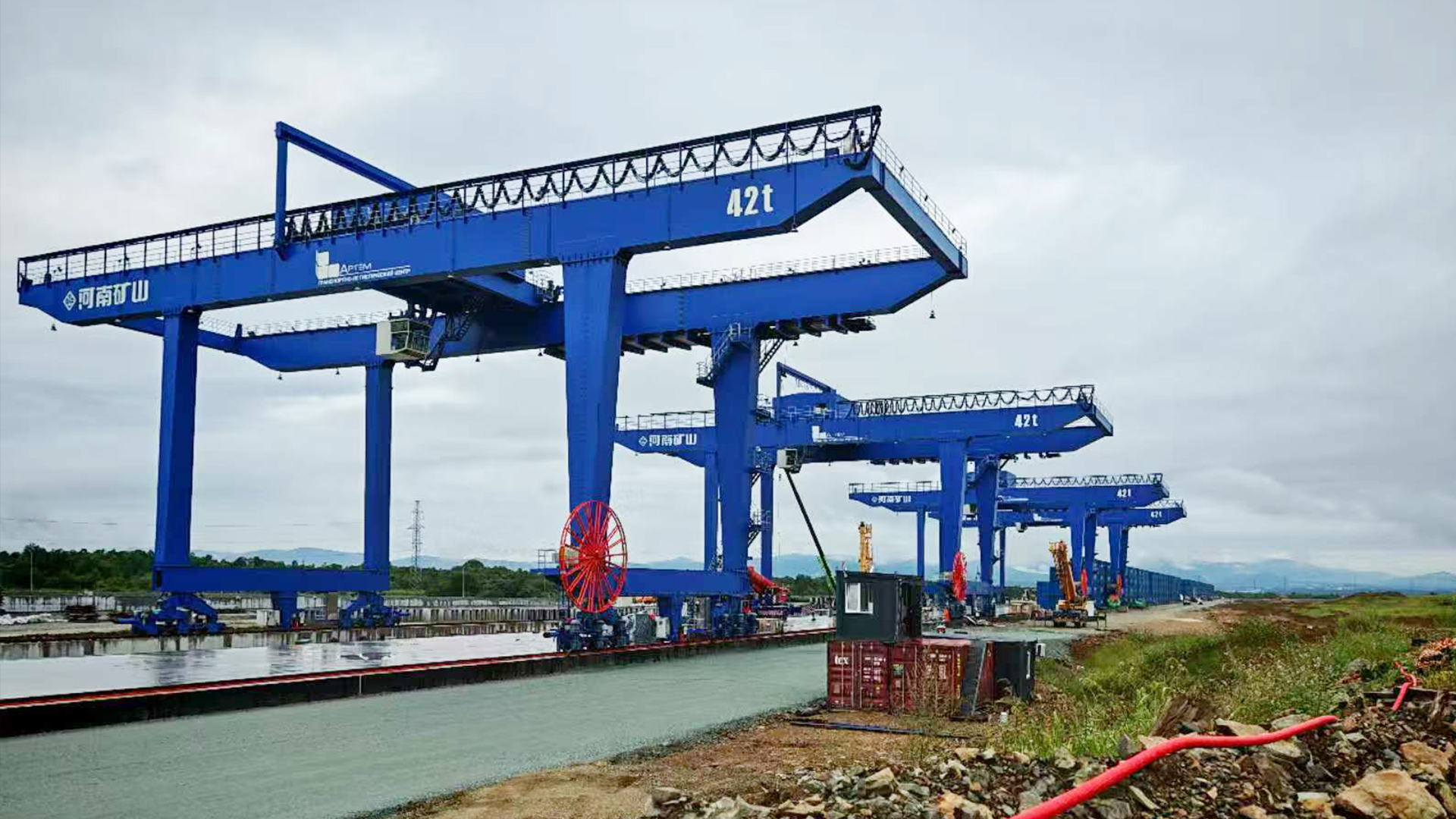 2. High-Performance Container Gantry Crane This container gantry crane boasts a high duty cycle, rapid operation, and frequent handling, significantly reducing logistics turnaround time to meet the project's demand for efficient operations.