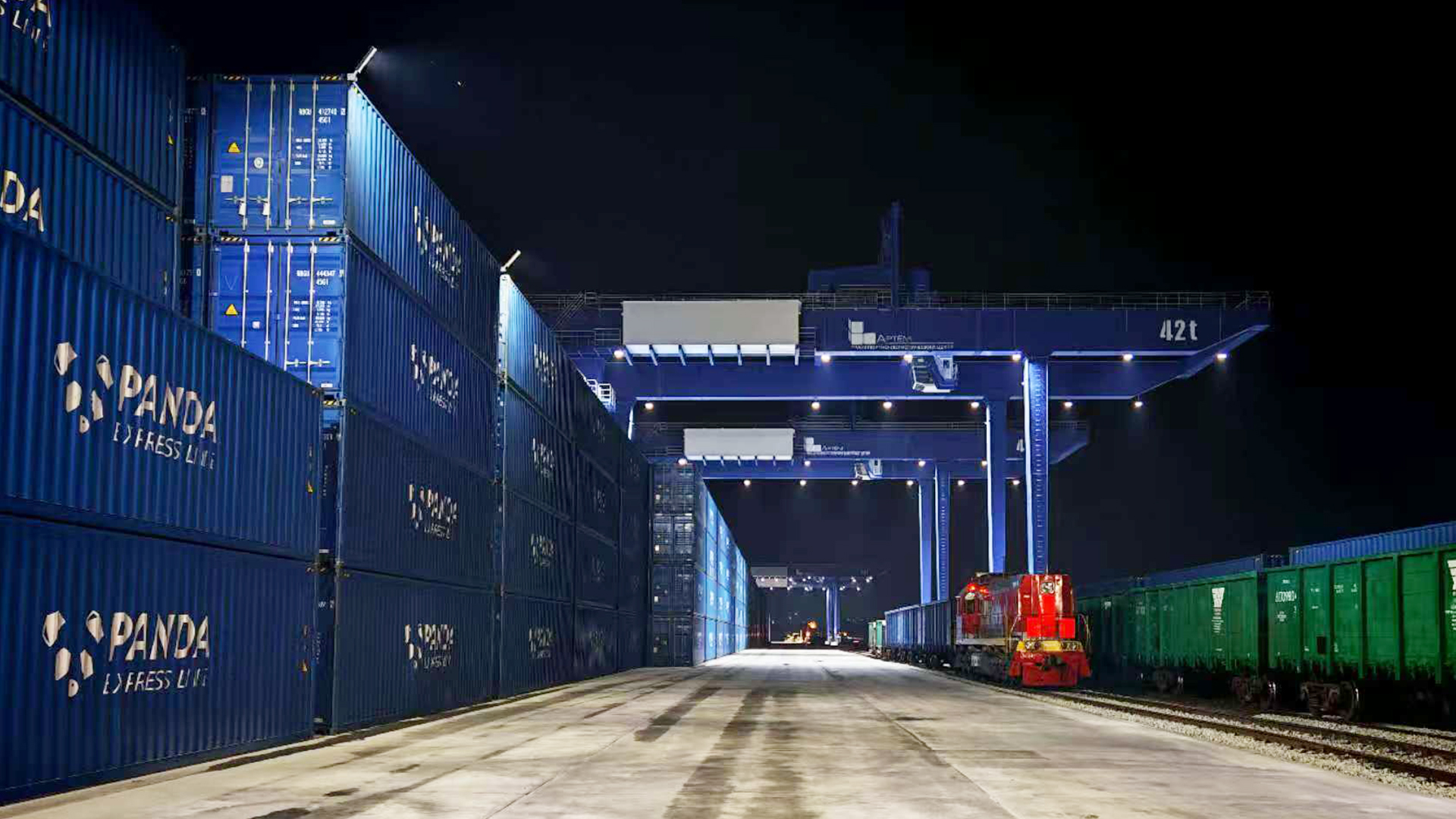 2. High-Performance Container Gantry Crane This container gantry crane boasts a high duty cycle, rapid operation, and frequent handling, significantly reducing logistics turnaround time to meet the project's demand for efficient operations.