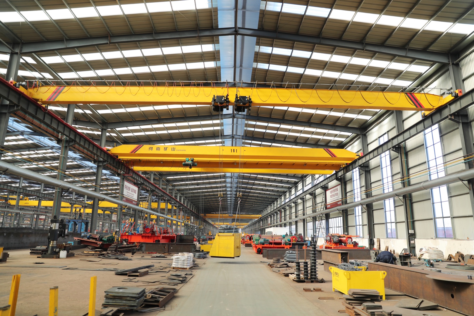 Henan şahtaçylygynda gurlan tebigy gaz zawodynyň iki girelgeli köprüli kran Partlamaga garşy berk talaplar: Işlenýän meýdançalarda ýanyp durýan we partlaýjy gazlar (metan, propan we ş.m.). Zaýalanýan şertleriň giňden ýaýramagy. Himiki öndürijilik zonalaryndaky çyglylyk we himiki maddalar enjamlary aňsatlyk bilen zaýalaýar. Ýükleri dogry işlemek. Kompressorlar, reaktorlar we takyk klapanlar zarba zyýan ýetirmän ulanylmaly. Esasy howpsuzlyk artykmaçlygy: Kritik enjamlary götermek düşüş howpuny aýyrmaly. Ýeri netijeli peýdalanmak. Kompakt ösümligiň gurluşy belli bir aralygy we baş boşlugy ýerleşdirmek üçin kranlary talap edýär.