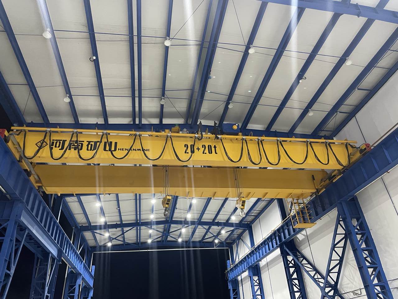 Henan şahtaçylygynda gurlan tebigy gaz zawodynyň iki girelgeli köprüli kran Partlamaga garşy berk talaplar: Işlenýän meýdançalarda ýanyp durýan we partlaýjy gazlar (metan, propan we ş.m.). Zaýalanýan şertleriň giňden ýaýramagy. Himiki öndürijilik zonalaryndaky çyglylyk we himiki maddalar enjamlary aňsatlyk bilen zaýalaýar. Ýükleri dogry işlemek. Kompressorlar, reaktorlar we takyk klapanlar zarba zyýan ýetirmän ulanylmaly. Esasy howpsuzlyk artykmaçlygy: Kritik enjamlary götermek düşüş howpuny aýyrmaly. Ýeri netijeli peýdalanmak. Kompakt ösümligiň gurluşy belli bir aralygy we baş boşlugy ýerleşdirmek üçin kranlary talap edýär.