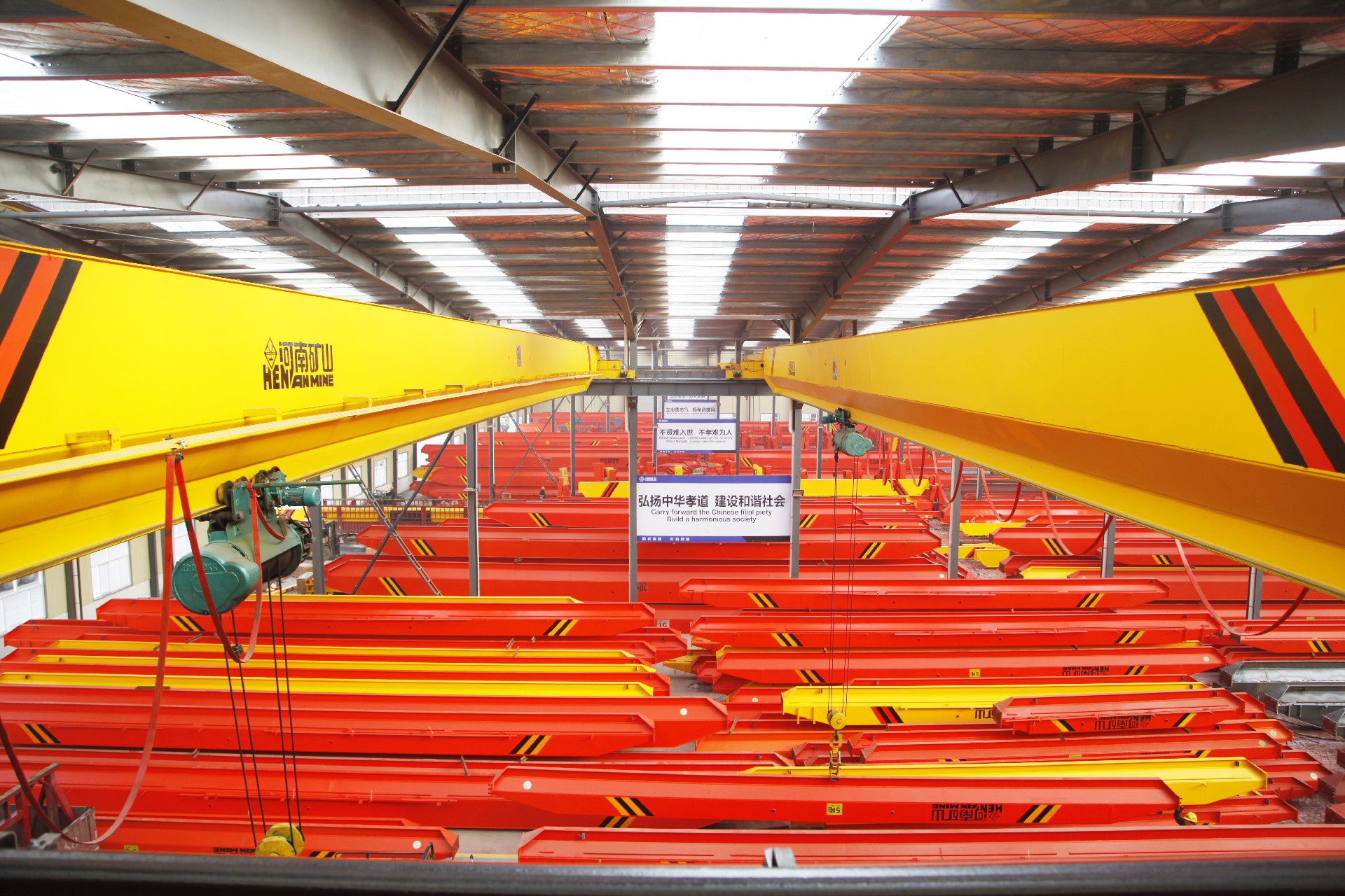 Henan şahtaçylygynda gurlan tebigy gaz zawodynyň iki girelgeli köprüli kran Partlamaga garşy berk talaplar: Işlenýän meýdançalarda ýanyp durýan we partlaýjy gazlar (metan, propan we ş.m.). Zaýalanýan şertleriň giňden ýaýramagy. Himiki öndürijilik zonalaryndaky çyglylyk we himiki maddalar enjamlary aňsatlyk bilen zaýalaýar. Ýükleri dogry işlemek. Kompressorlar, reaktorlar we takyk klapanlar zarba zyýan ýetirmän ulanylmaly. Esasy howpsuzlyk artykmaçlygy: Kritik enjamlary götermek düşüş howpuny aýyrmaly. Ýeri netijeli peýdalanmak. Kompakt ösümligiň gurluşy belli bir aralygy we baş boşlugy ýerleşdirmek üçin kranlary talap edýär.