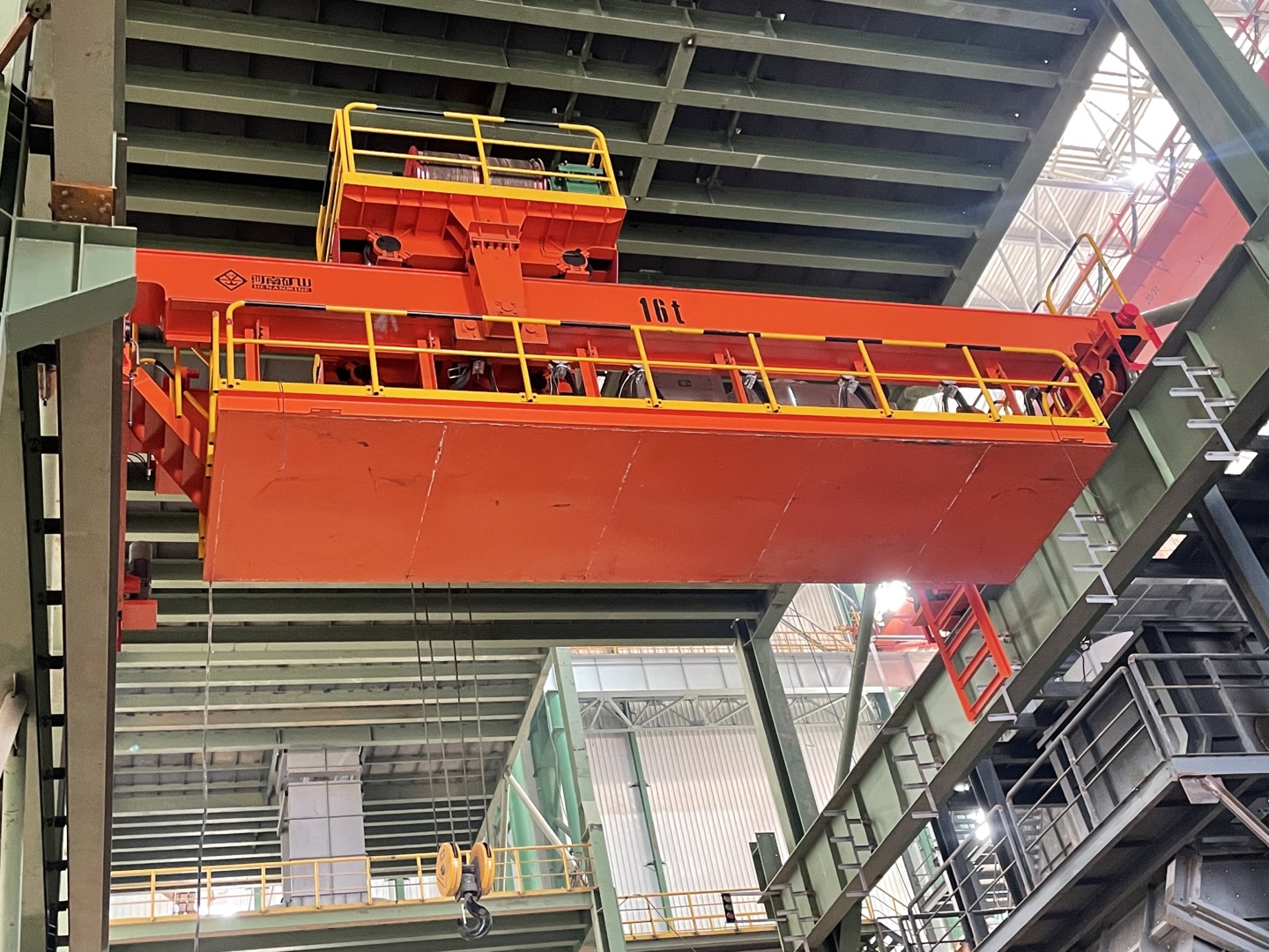 Henan şahtaçylygynda gurlan tebigy gaz zawodynyň iki girelgeli köprüli kran Partlamaga garşy berk talaplar: Işlenýän meýdançalarda ýanyp durýan we partlaýjy gazlar (metan, propan we ş.m.). Zaýalanýan şertleriň giňden ýaýramagy. Himiki öndürijilik zonalaryndaky çyglylyk we himiki maddalar enjamlary aňsatlyk bilen zaýalaýar. Ýükleri dogry işlemek. Kompressorlar, reaktorlar we takyk klapanlar zarba zyýan ýetirmän ulanylmaly. Esasy howpsuzlyk artykmaçlygy: Kritik enjamlary götermek düşüş howpuny aýyrmaly. Ýeri netijeli peýdalanmak. Kompakt ösümligiň gurluşy belli bir aralygy we baş boşlugy ýerleşdirmek üçin kranlary talap edýär.