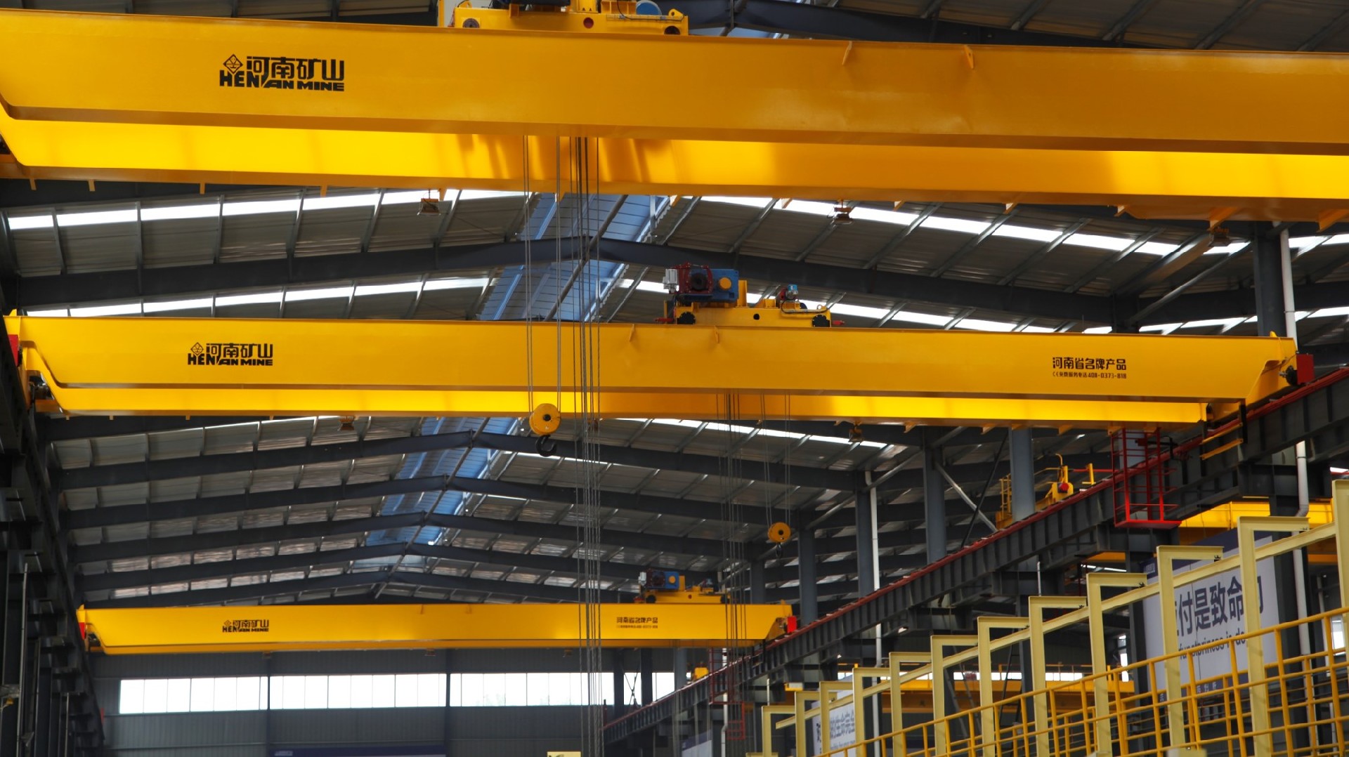 Henan şahtaçylygynda gurlan tebigy gaz zawodynyň iki girelgeli köprüli kran Partlamaga garşy berk talaplar: Işlenýän meýdançalarda ýanyp durýan we partlaýjy gazlar (metan, propan we ş.m.). Zaýalanýan şertleriň giňden ýaýramagy. Himiki öndürijilik zonalaryndaky çyglylyk we himiki maddalar enjamlary aňsatlyk bilen zaýalaýar. Ýükleri dogry işlemek. Kompressorlar, reaktorlar we takyk klapanlar zarba zyýan ýetirmän ulanylmaly. Esasy howpsuzlyk artykmaçlygy: Kritik enjamlary götermek düşüş howpuny aýyrmaly. Ýeri netijeli peýdalanmak. Kompakt ösümligiň gurluşy belli bir aralygy we baş boşlugy ýerleşdirmek üçin kranlary talap edýär.