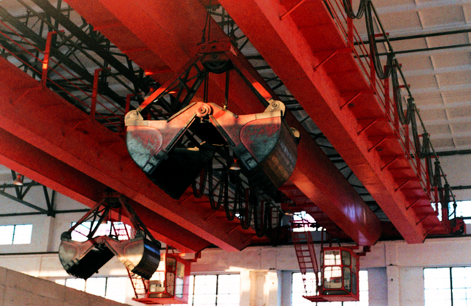 Henan şahtaçylygynda gurlan tebigy gaz zawodynyň iki girelgeli köprüli kran Partlamaga garşy berk talaplar: Işlenýän meýdançalarda ýanyp durýan we partlaýjy gazlar (metan, propan we ş.m.). Zaýalanýan şertleriň giňden ýaýramagy. Himiki öndürijilik zonalaryndaky çyglylyk we himiki maddalar enjamlary aňsatlyk bilen zaýalaýar. Ýükleri dogry işlemek. Kompressorlar, reaktorlar we takyk klapanlar zarba zyýan ýetirmän ulanylmaly. Esasy howpsuzlyk artykmaçlygy: Kritik enjamlary götermek düşüş howpuny aýyrmaly. Ýeri netijeli peýdalanmak. Kompakt ösümligiň gurluşy belli bir aralygy we baş boşlugy ýerleşdirmek üçin kranlary talap edýär.