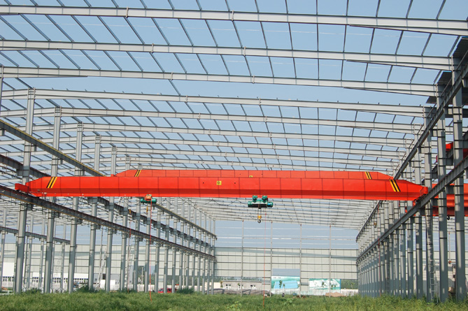 Henan şahtaçylygynda gurlan tebigy gaz zawodynyň iki girelgeli köprüli kran Partlamaga garşy berk talaplar: Işlenýän meýdançalarda ýanyp durýan we partlaýjy gazlar (metan, propan we ş.m.). Zaýalanýan şertleriň giňden ýaýramagy. Himiki öndürijilik zonalaryndaky çyglylyk we himiki maddalar enjamlary aňsatlyk bilen zaýalaýar. Ýükleri dogry işlemek. Kompressorlar, reaktorlar we takyk klapanlar zarba zyýan ýetirmän ulanylmaly. Esasy howpsuzlyk artykmaçlygy: Kritik enjamlary götermek düşüş howpuny aýyrmaly. Ýeri netijeli peýdalanmak. Kompakt ösümligiň gurluşy belli bir aralygy we baş boşlugy ýerleşdirmek üçin kranlary talap edýär.