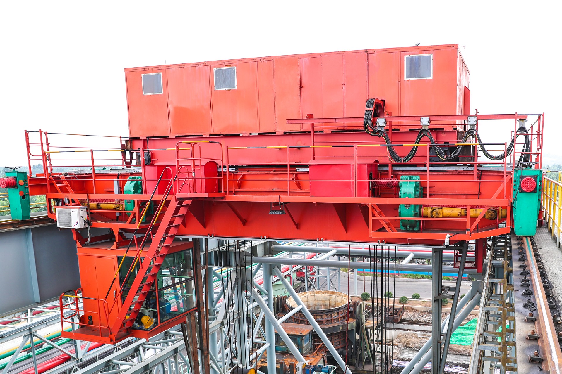 Henan Mine manufactures casting cranes for steel mills, capable of withstanding temperatures up to 1500°C while operating normally.