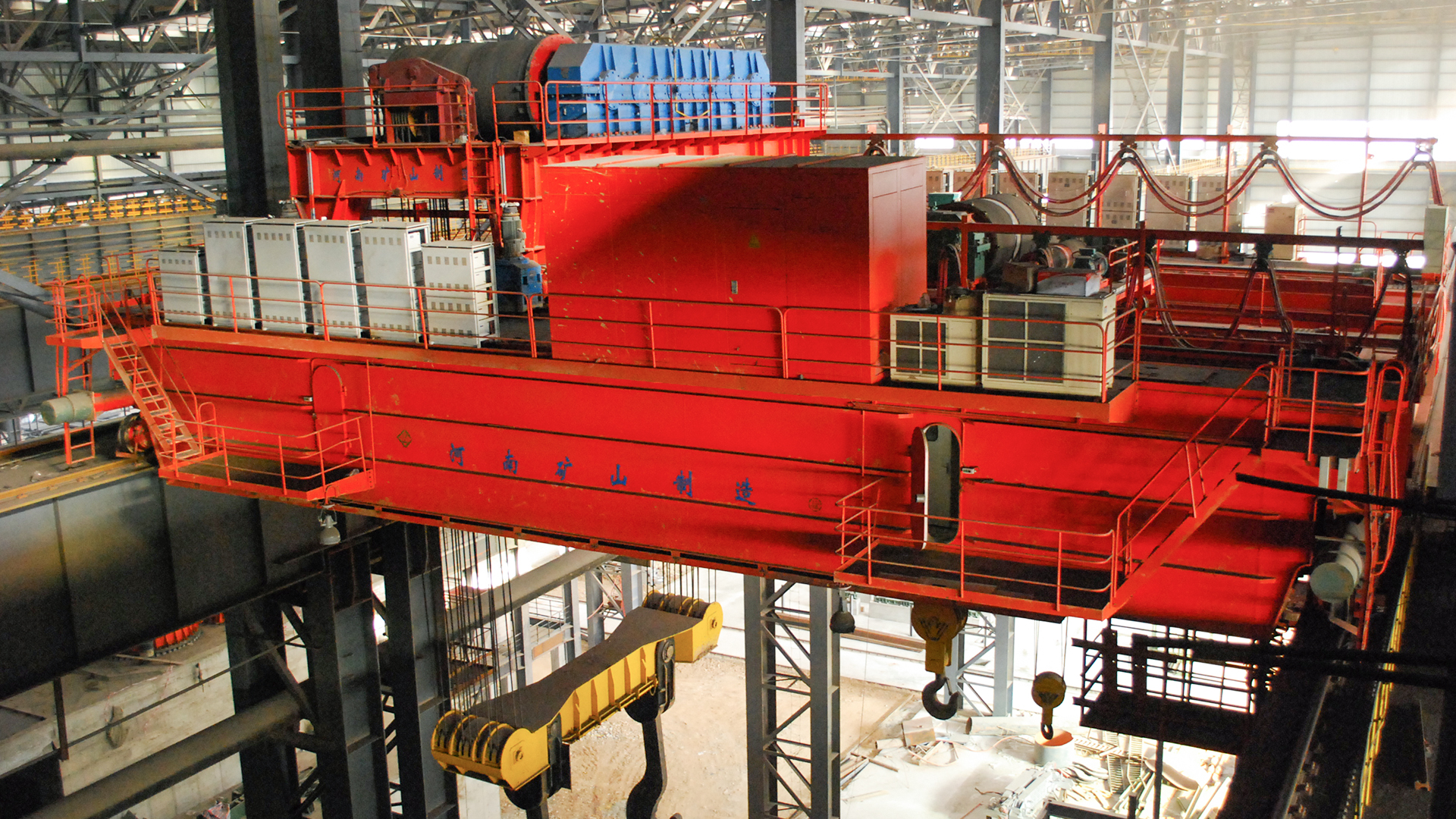 Henan Mine manufactures casting cranes for steel mills, capable of withstanding temperatures up to 1500°C while operating normally.